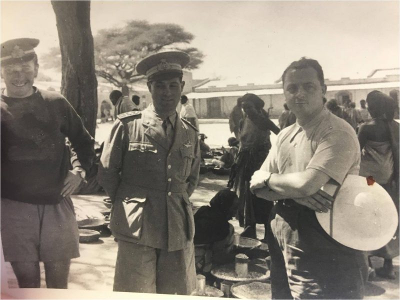 Cesare Valle (sulla destra con il cappello in mano) nel suo viaggio per la progettazione e realizzazione di Addis Abeba tra il 1936 e il 1938. Fondo Cesare Valle