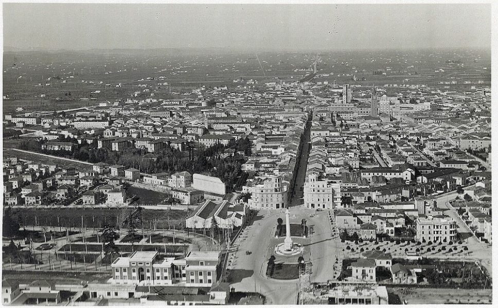 Fotografia aerea del Piazzale della Vittoria (allora piazzale Casalini). Archivio Fotografico Biblioteca A. Saffi di Forlì