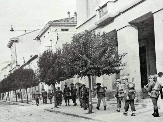 Le truppe canadesi passano sotto le palazzine gemelle. Foto tratta dal volume “1944: dolore e terrore” edito dal Comune di Forlì