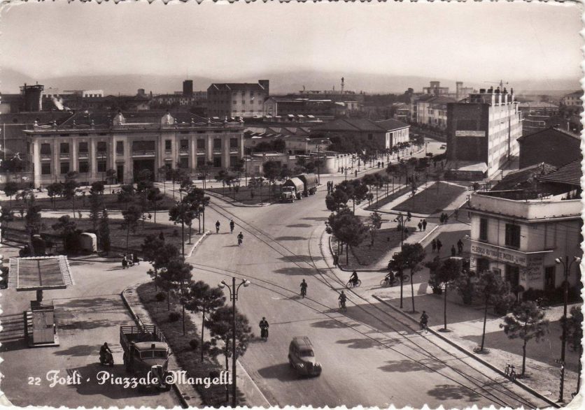 Le prime case CLAM (in alto a destra) e l’ingresso del setificio Orsi-Mangelli. Fonte Gruppo FB Forlì c’era una volta.