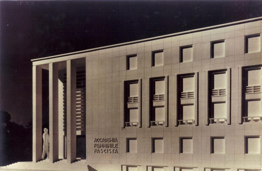 La facciata del modellino recita “Accademia femminile fascista”. Fondo Cesare Valle