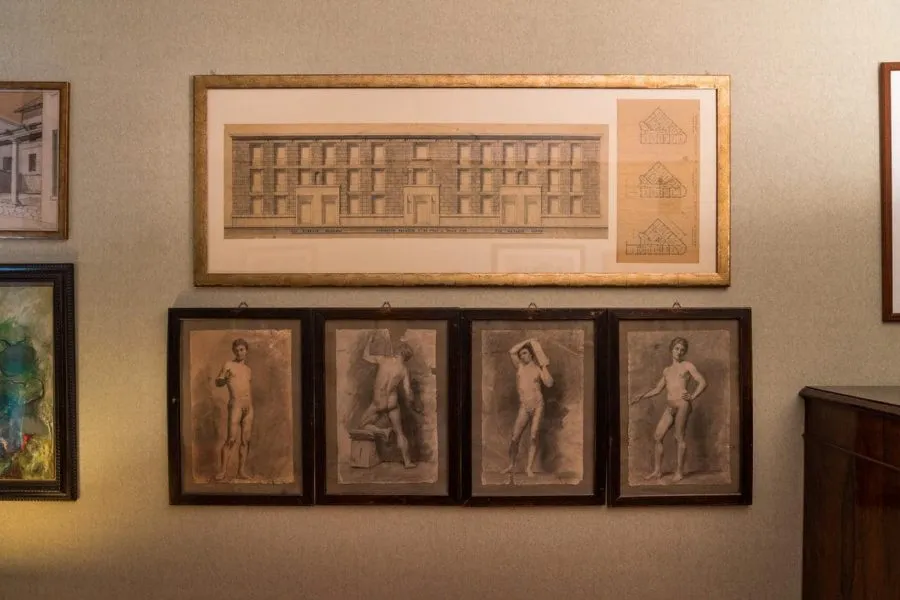 I progetti originali del palazzo (1934) incorniciati come un’opera d’arte in casa de Cupis